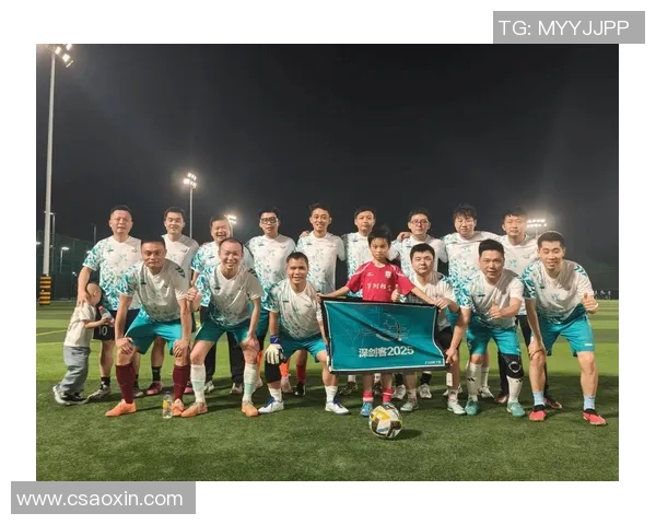 足球明星亲自送球衣给球迷传递温暖与激情的感人瞬间 足球明星亲自送球衣给球迷传递温暖与激情的感人瞬间