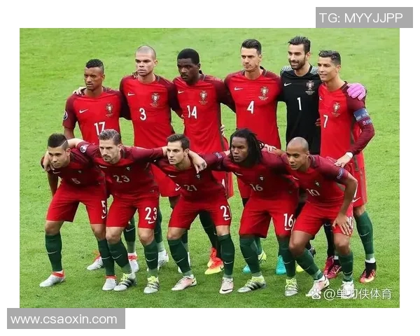 足球明星同框合影瞬间记录他们的友谊与荣耀的精彩时刻